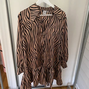 Ichi klänning  - superfin klänning från ichi men köpt på åhlens! 