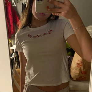 T shirt - Säljer en så söt t shirt ifrån hm, ganska använd men inga defekter, kom privat för frågor ❤️