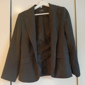 Kritsträcksmönstrad kavaj - Storlek 42 men passar S-M bättre då den är figursydd