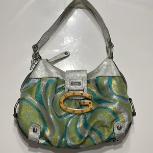 ⚠️Trendig väska⚠️ - ⚠️En skit snygg vintage guess samba väska i grön, perfekt skikt. År 2000 Från Frankrike💓. Min Mammas gamla. Hon köpte den för 1200kr. Den kommer inte till användning och tror någon skulle vilja ha den mer än mig❤️