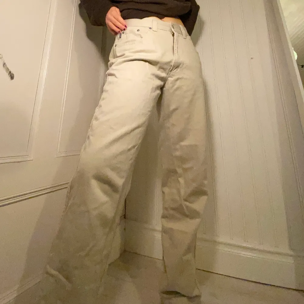 Beigea byxor köpta second hand och måttligt använda, skulle säga att de är i storlek 38-40, jag är 178 cm. Frakt tillkommer🌙. Jeans & Byxor.
