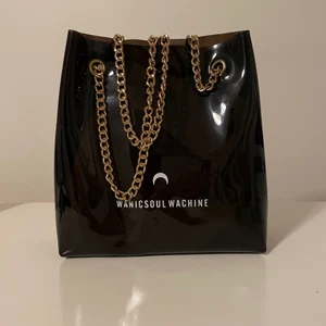 Snygg axelväska  - Snygg svart axelväska med guldkedja och tygpåse inuti. Rymmer en hel del och kan bara som axelväska eller cross body!