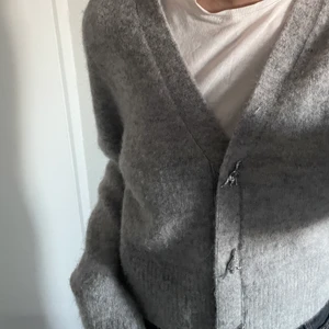 Kofta från &other stories - Säljer denna super fina och mysiga kofta för &other Stories. 