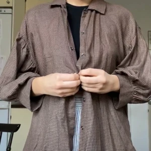 Skjorta från MQ, Strl 36 - Gullig rutig skjorta från MQ med knappar! Små-puffiga ärmar och suuuperskönt material! Strl 36 (oversized) 💕  Kan mötas upp i Göteborg eller posta! 💕 Betalas via swish! Köparen står för frakt 📦 