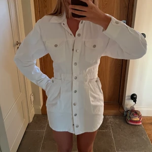 Jeansklänning - Vit med silverfärgade knappar. Storlek S. 
