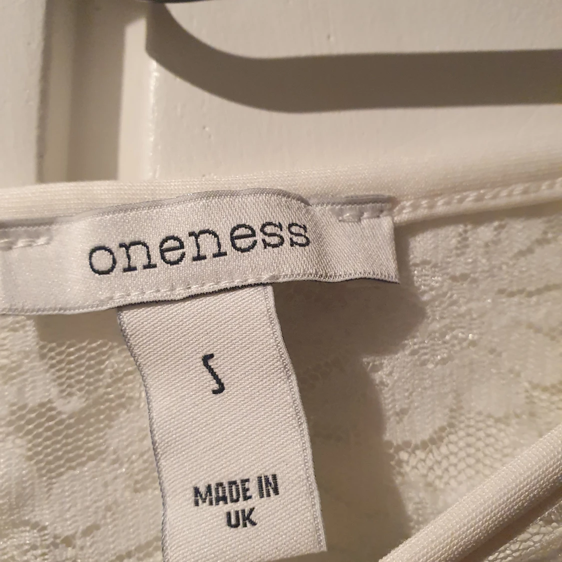 Vit klänning med spetsdetaljer 