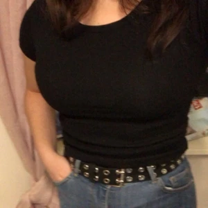 Svart ribbad t-shirt stl XS - Svart ribbstickad t-shirt från HM basics. Fint skick. Ganska lång.