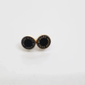 Marc by Marc Jacobs örhängen  - Marc by Marc Jacobs örhängen. Ena original plupp är borta men ersatt med vanlig guldig.  