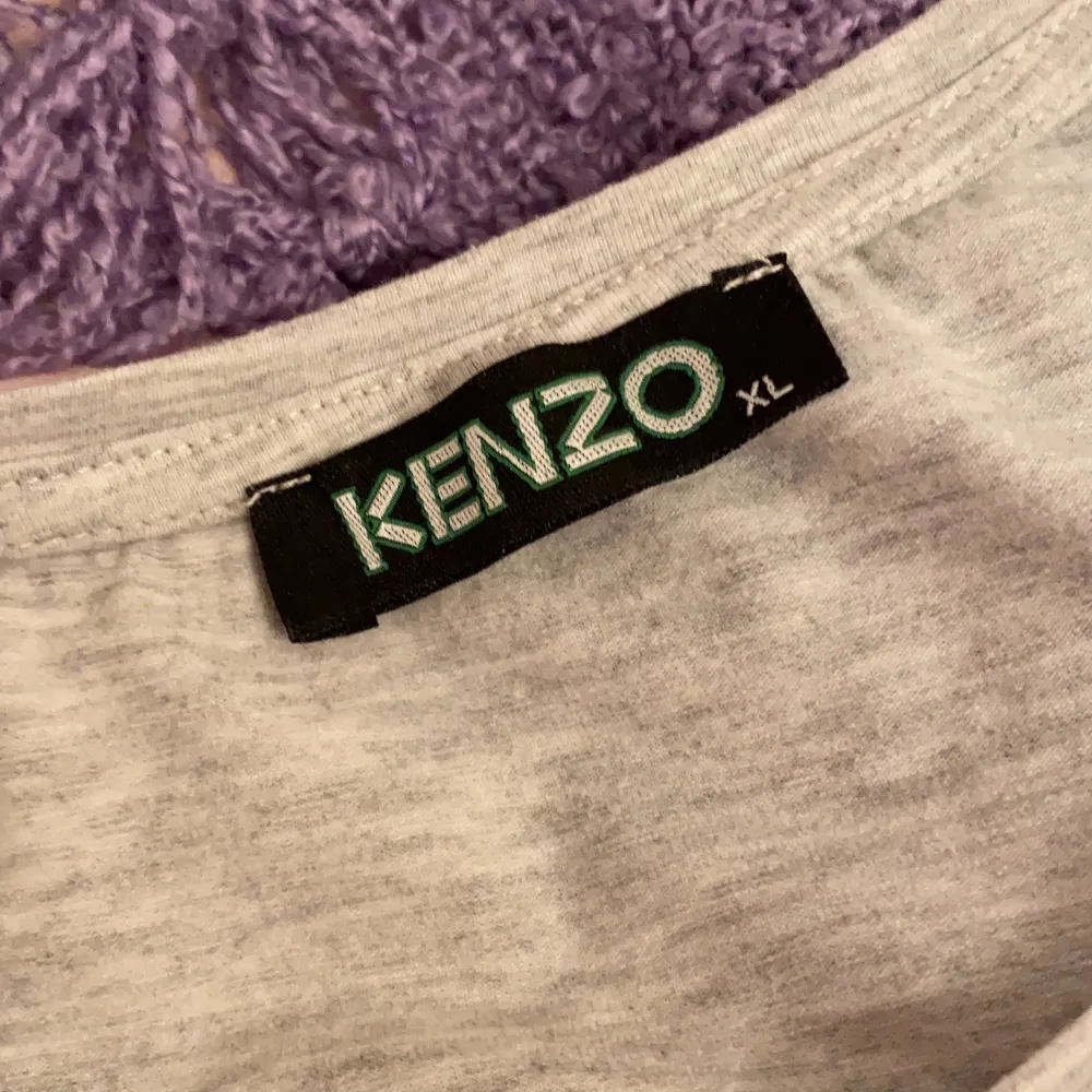 tröja från kenzo barn storlek XL så är som s i dam typ . T-shirts.