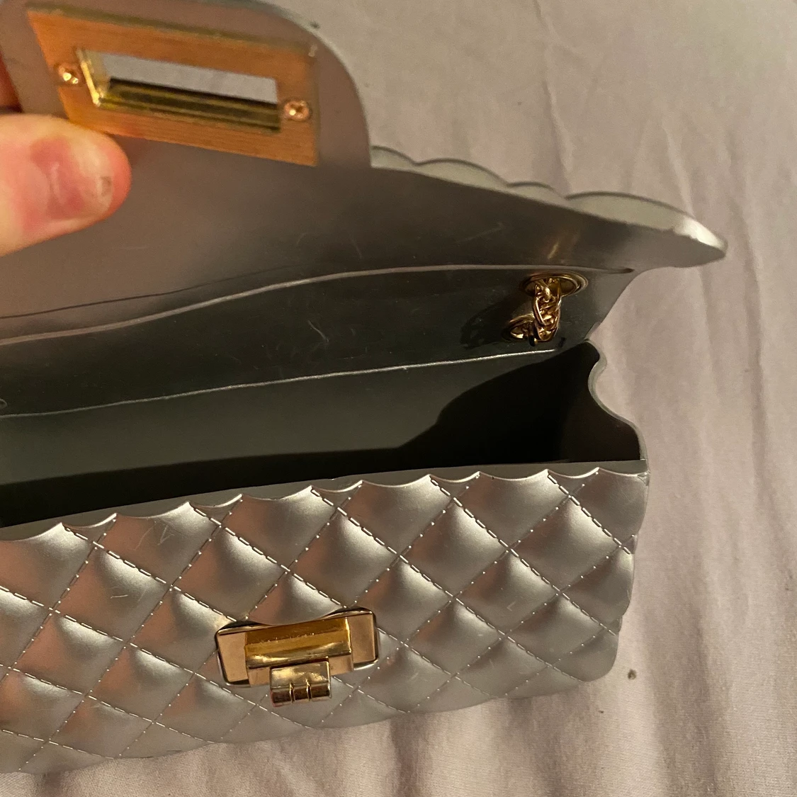 En silvrig liten väska med guld ”band” - 91