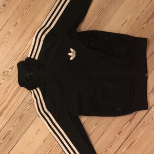 Adidas tröja - Har en gammal adidas tröja som inte passar mig längre. Använt skick ❤️