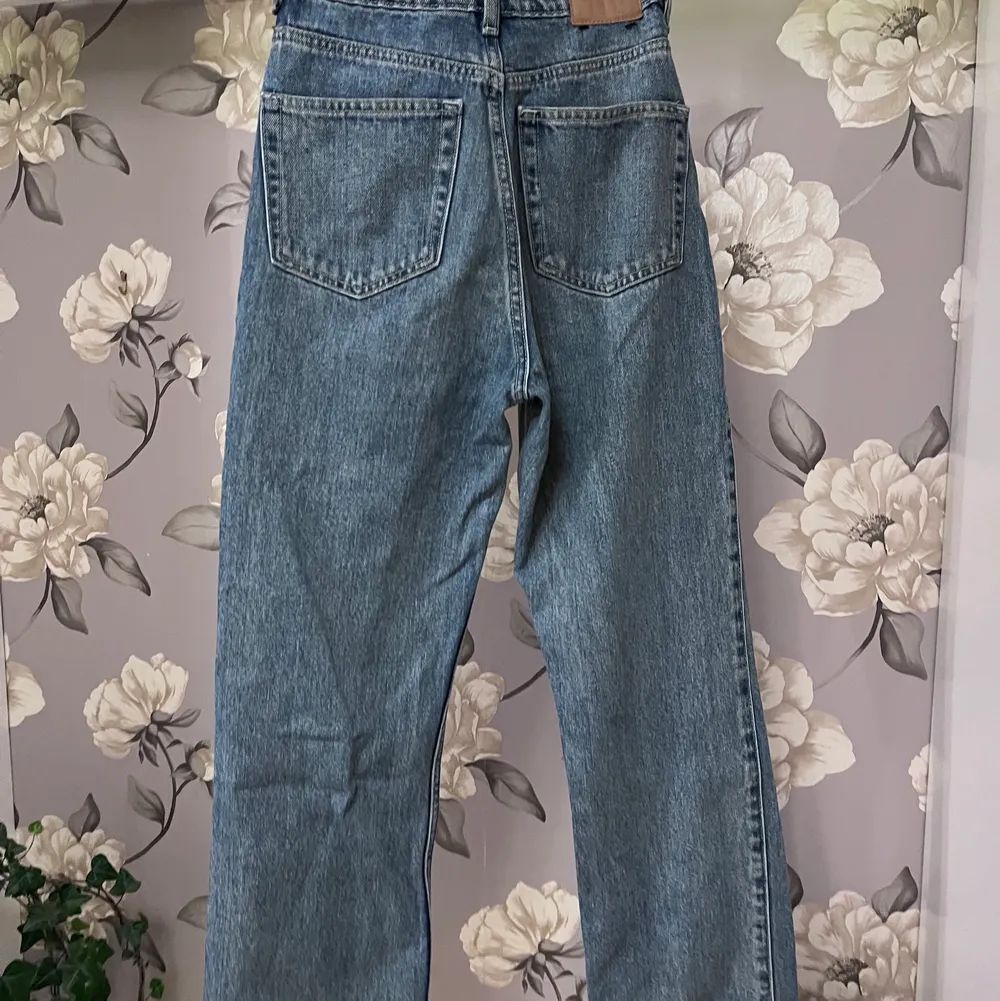 Weekday jeans i modellen Rowe. Passformen är raka jeans med hög midja. Nästan oanvända. Storlek 24x32. Passar även personer som är längre. Frakt ingår i priset. . Jeans & Byxor.