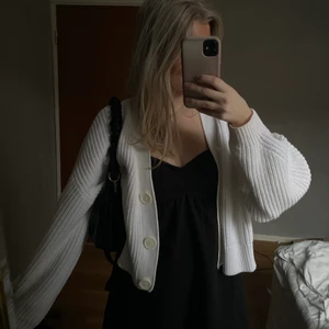 Kofta/stickad tröja  - Stickad tröja köpt på hm, säljer då den tyvärr inte kommer till användning, strl s men har en ganska oversized fit!