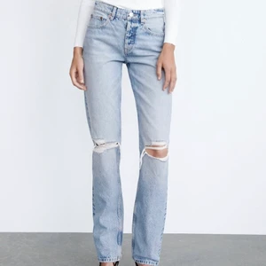 Zara jeans🤍🤍 - Jeans med hål ifrån Zara💕✨ säljer då de ej kommer till användning🎸😝 I storlek 34🤩💘 skriv vid frågor elr intresse