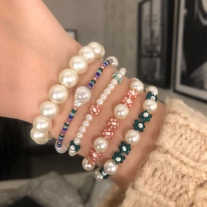 Pärlarmband - Fina pärlarmband som jag har gjort själv❤️ Kolla in mina andra annonser för massor av fler smycken!! Ni får även komma med egna förslag på färg och design🥰 Pris för de tre armbanden närmast min hand: 35kr/styck, pris för de två längst bort från min hand: 40kr/styck. Frakt tillkommer på 13kr!!