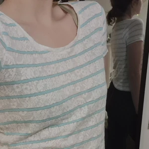 Spets t-shirt S - Söt spets-t-shirt i S, med blå ränder och glittriga inslag ❤🌟 i fint skick trots att den är köpt second hand 😘 