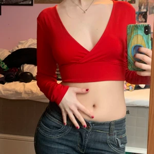 Röd urringad tröja - Skit snygg röd långärmad topp från hm strl S, perfekt för dejt eller under våren!!! Osäker på ifall jag vill sälja är verkligen så kattig!  Passar mig i midjan som e xs för man kan knyta- funkar säkert oxå på stlk m