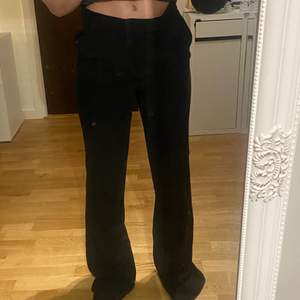 Populära och slutsålda Svarta bootcut kostymbyxor från Zara. Bra skick och inga defekter. Skriv gärna vid frågor eller funderingar💗 pris kan diskuteras 