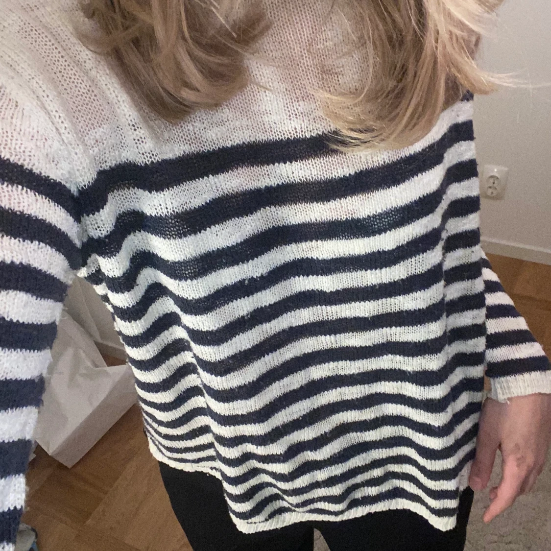 Blå och vitrandig tröja - 90