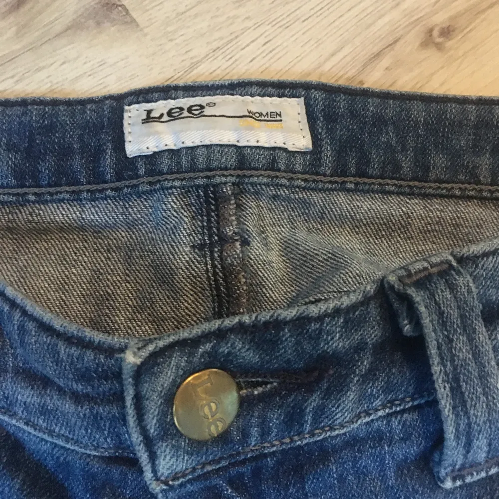 Ett par skitsnygga lowrise jeans från Lee som e utsvängda med slitningar längst ned!💗💗💗💗. Jeans & Byxor.