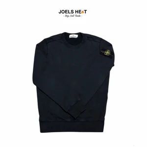 Stone Island tröja - Stone Island Crewneck ”Mörk Blå” 🌀  • Skick: 8 / 10  • Storlek: S  • Bud: 699kr Bin: 900kr