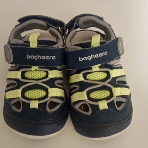 Barnskor i storlek 20  - Dessa skor är i bra skick och bra kvalité. 