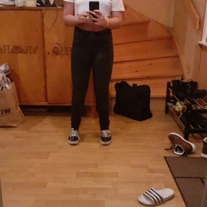Esmara jeans i strl 36 - Oanvända esmara har 2 st i storlek 36 men passar också 38 och ett par i 34 alla är Oanvända dom som ni ser i bilderna är ett par som jag använder. Ny pris 200 kr mitt pris 80 kr köparen står för frakt. Modell skinny jeans. Skriv privat för mer bilder;)