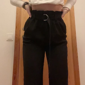 Byxor med bälte  - Lösa tunna byxor från bikbok med bälte i strl S🤍 200:- och behöver den skickas tillkommer frakt 