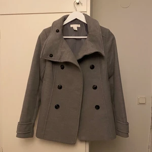 Vårjacka/kappa - En jätte fin jacka perfekt till våren från hm i storlek 36. Köpt second hand och använd fåtal gånger men känns och ser ut som ny! Säljer då den är lite för liten på mig. Jag kan mötas upp i Stockholm, kontakta mig privat :)