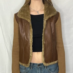 Jacka med pälskrage - Kontakta oss via DM på vår Instagram @reloved_uf om du är intresserad!