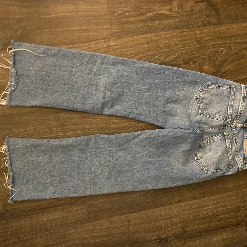 Säljer dessa blåa jeans från ginatricot då dom inte kommer till användning det är storlek 140 det är bra skick . Jeans & Byxor.