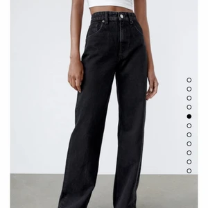 Zara full lenght jeans  - Säljer mina svarta jeans ifrån zara då de inte passar mig längre, storlek 34🖤