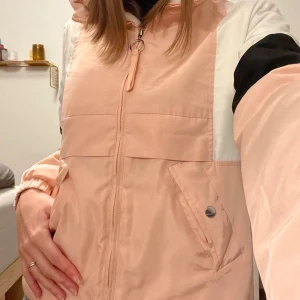 Fodrad vindjacka - En vindjacka jag köpt i Wien som jag aldrig använt.  Storleken är ganska liten för att vara M, passar dig som har storlek S. Jätte mjuk på insidan. Mycket gott skick! <3