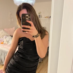 Figursydd klänning från Nelly - Använd nyår 2020, annars aldrig använd. Sitter jättefint på och framhäver former man annars inte har 😁 Halvt öppen i ryggen! Köpt på nelly, men den är från Missguided! Storlek 38 men passar 36 också🖤