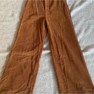 🧡manchester byxor🧡 - säljer dessa fina byxor då jag tyvärr inte använder dom! väldigt mjuka stt ha på sig, nästan som mjukisbyxor:) fler frågor eller bilder skicka iväg ett meddelande!