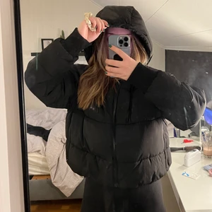 Monkl svart puffjacka - Kroppad Svart pufferjacka från monkl stl S, använd några gånger i början av vinter men kommer inte till användning längre! Som ny! Skriv gärna för fler bilder eller funderingar🤝💖