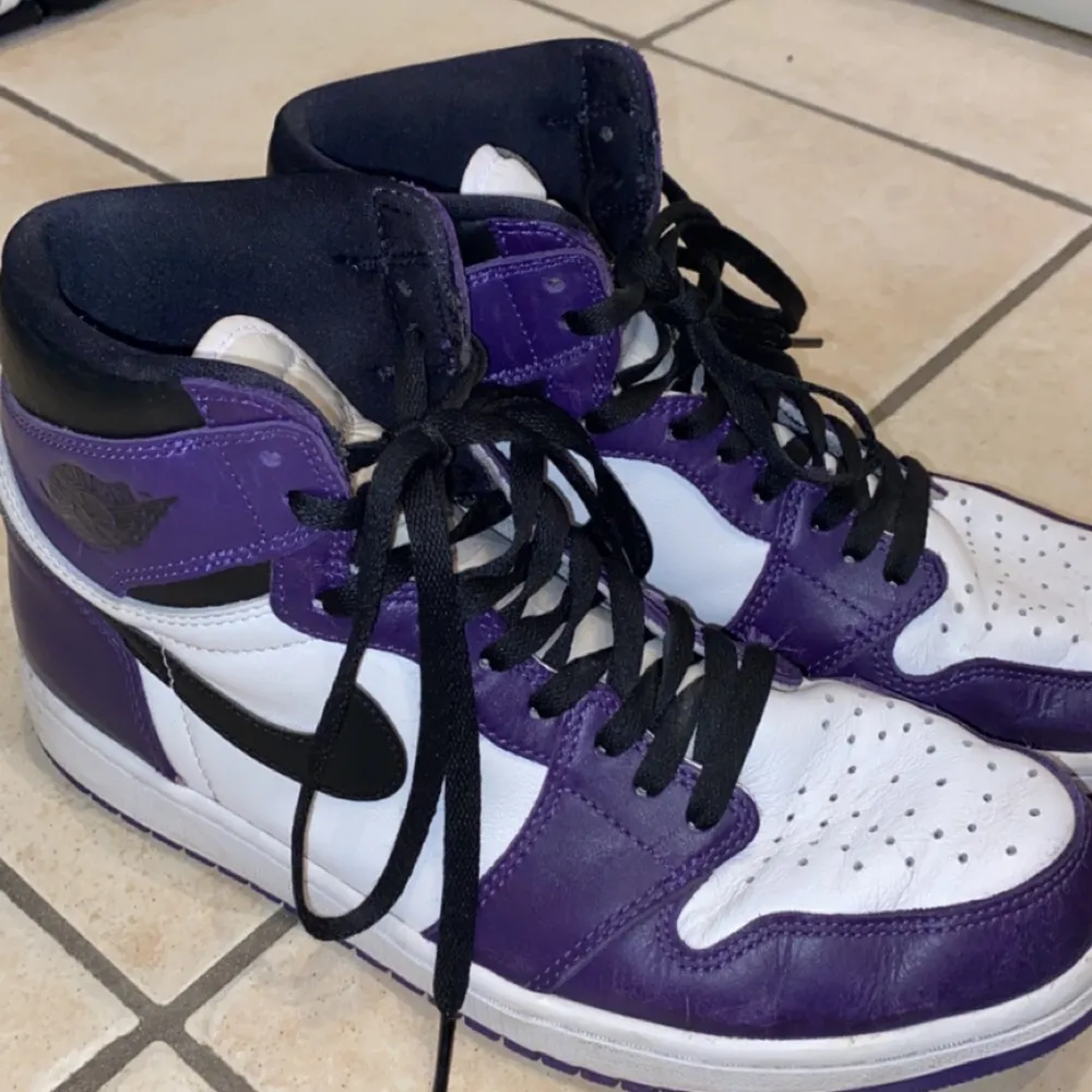 Säljer mina air jordan 1 court purple skor, änvända fåtal gånger!                   Buda i på!. Skor.