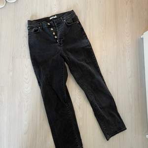 Svarta ”urtvättade” jeans från NA-KD. Storlek 38. Loose leg fit