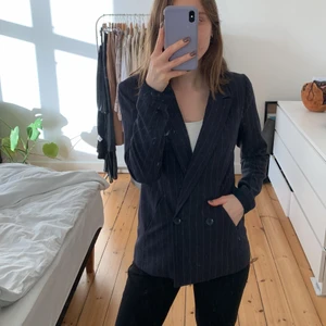 Mørkeblå blazer - Blazer som er i rigtig god stand. Den er mørkeblå med små striber som ses på billede 3.