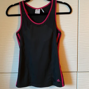 Oanvänt Adidas träningslinne ❤️ - Oanvänt Adidas träningslinne med inbyggd bh som passar XS eller S. Hämtas i Hornstull eller skickas mot fraktkostnad ❤️