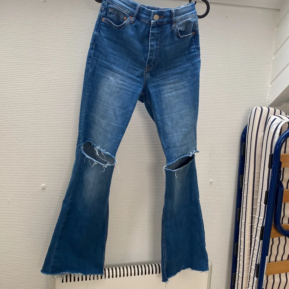 Blåa stretchiga bootcut jeans i storlek s/m, längden är perfekt för mig som är 152. Jeans & Byxor.