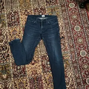 Mörka jeans i bra kvalitet. Knappt använda. Katt finns i hem. Skriv om du har frågor :)