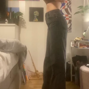 Jeans från monki  - Långa, vida jeans från topshop. Sömmen är uppsprättad längst ner så dom skulle bli lite längre och nu går dem ner till marken på mig som är 180cm lång. 