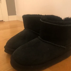 Ella uggs - Säljer dessa superfina svarta uggs från Ella of Sweden. Bra skick. Supervarma och sköna på vinter/hösten. Passar 34. Men passar även 35 om man har smala fötter. 