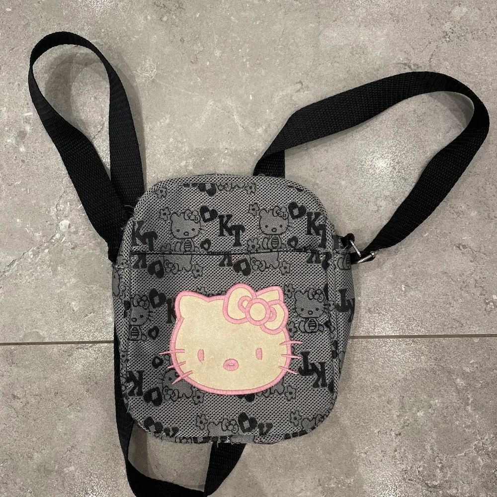 Hello Kitty axelbands väska köpt second hand. Har långt band så passar många. Väskor.