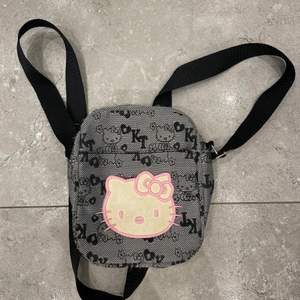 Hello Kitty axelbands väska köpt second hand. Har långt band så passar många