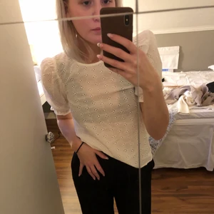 vit blus - broderad blus/topp från hm med puffärm , superfin!