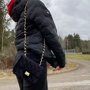 Svart väska med guld detaljer  - Den här väskan är väldigt praktiskt till små saker som smink o såna saker som är små. Denna väska kommer från guldfynd. Jag köpte den för 150 men jag kommer sälja den för 70 + frakt 30🙂