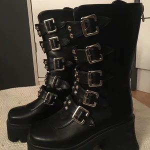 Demonias - Säljer mina balla demonia liknande boots som inte kommer till användning längre.🥰 Det finns två små märken i skorna men man tänker inte på dom när man har på sig skorna☺️ är osäker frakt priset kan kolla upp om någon är intresserad😌 hämtas i  Luleå men annars står köparen för frakt.🤘❤️