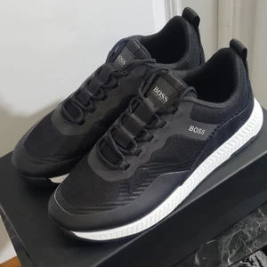 Hugo boss skor  - Hugo boss skor helt helt nya Ny pris är 2000kr mitt pris är 1300kr Storlek 42 ÄKTA.pris kan diskuteras kan även frakta. 